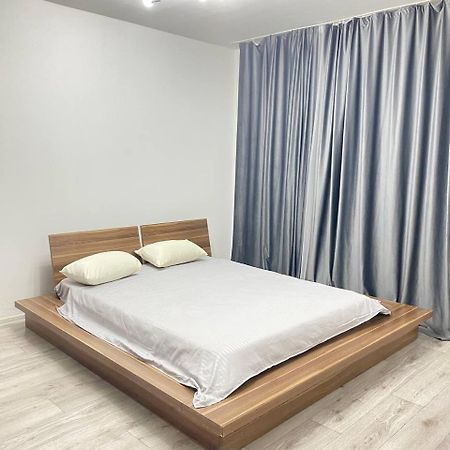 Квартира Для Большой Семьи Almaty Esterno foto